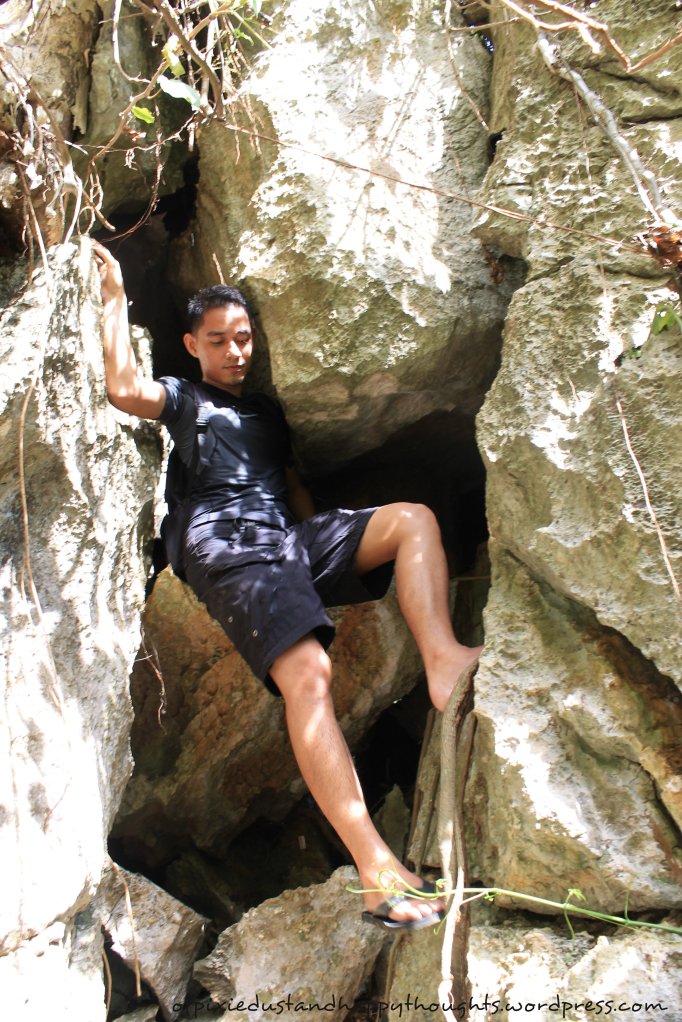 One of the difficult points in our descent. You have to stretch and secure your legs toward the nearest rock while holding firmly.