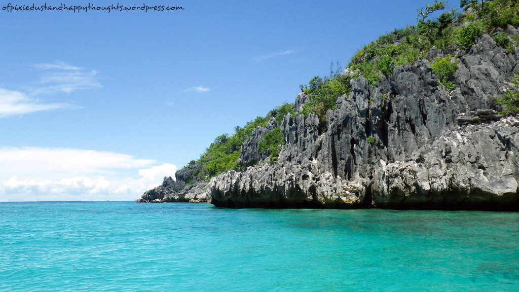Took this while we were sailing away from the island. Bright waters still.