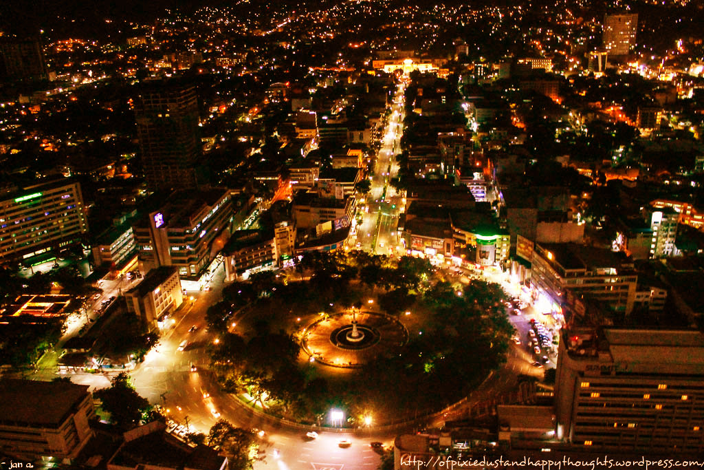 Cebu City at night: see how the circle leads to the capitol, forming a banjo. Amazing.