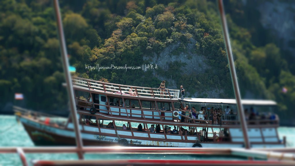 the kind of boat we took to get to the island