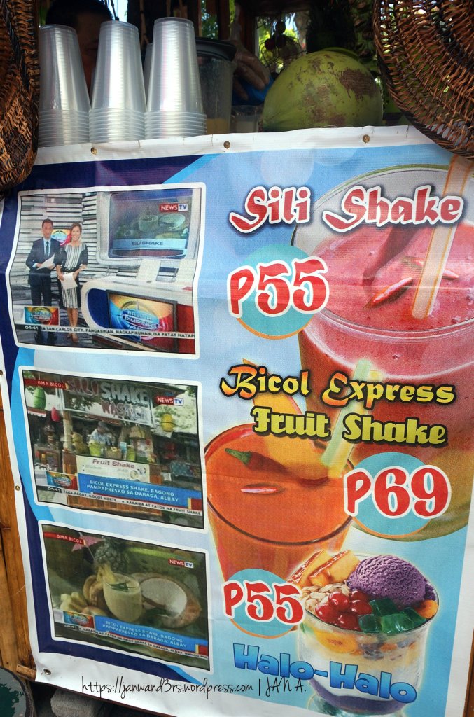 The sili shake is a flavored shake with two or three pieces of chili pepper. It tastes like a normal shake but with a strong kick of chili, which is somehow an aftertaste.