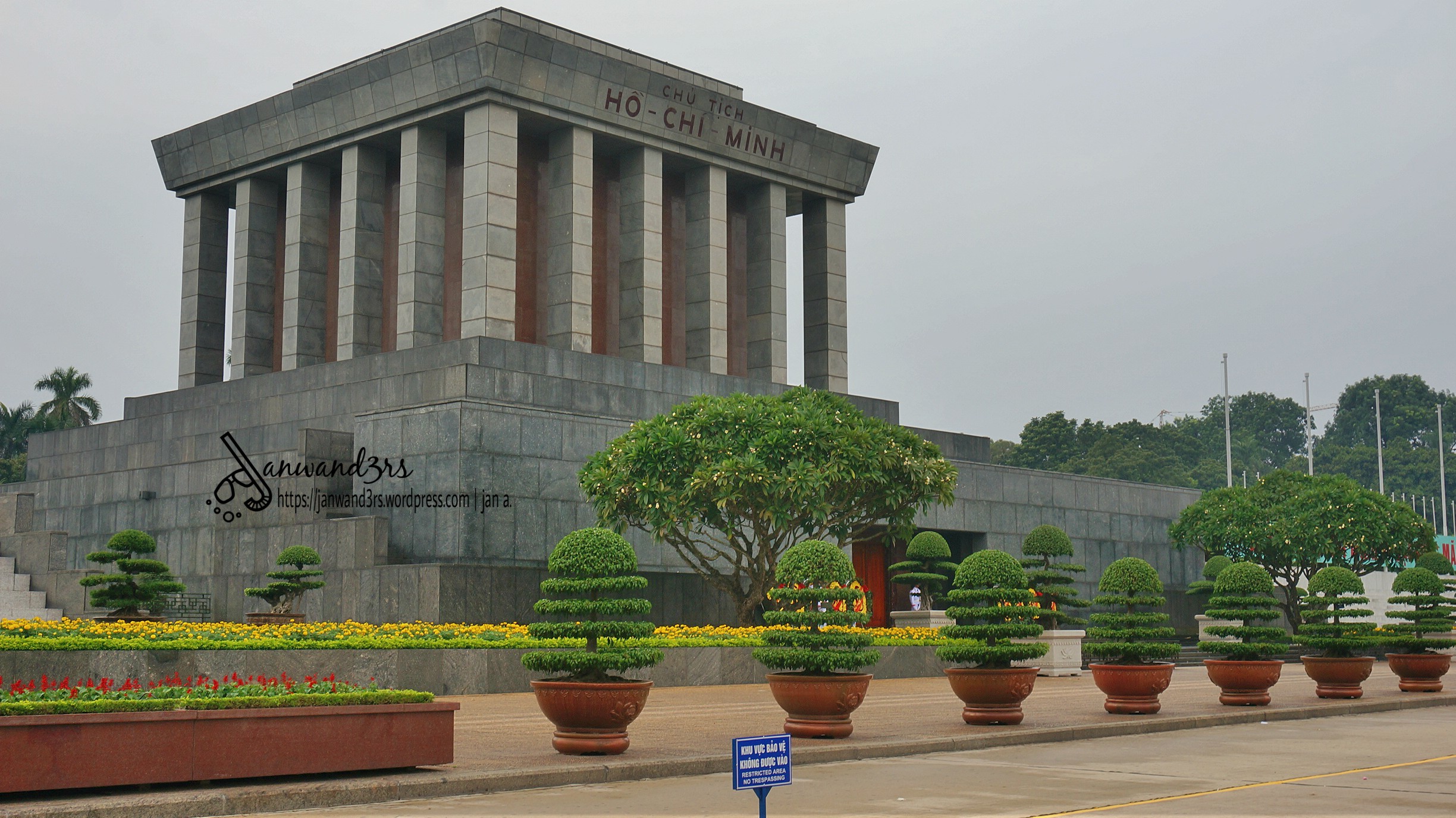 ho-chi-minh-mausoleum-hanoi-tour