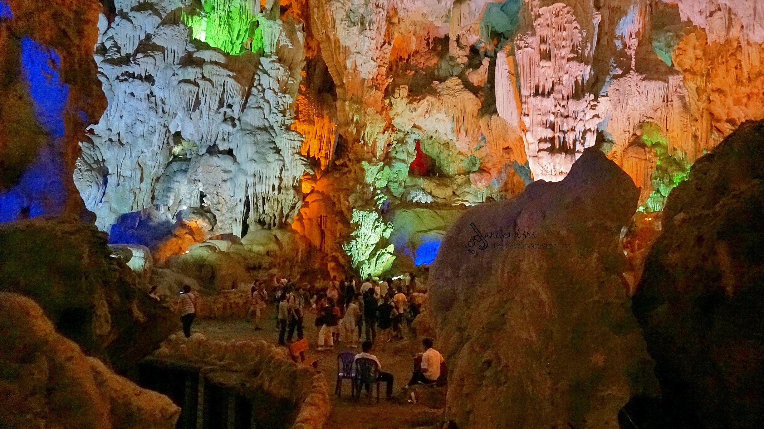 halong-bay-cruise-thien-cung-cave.jpg