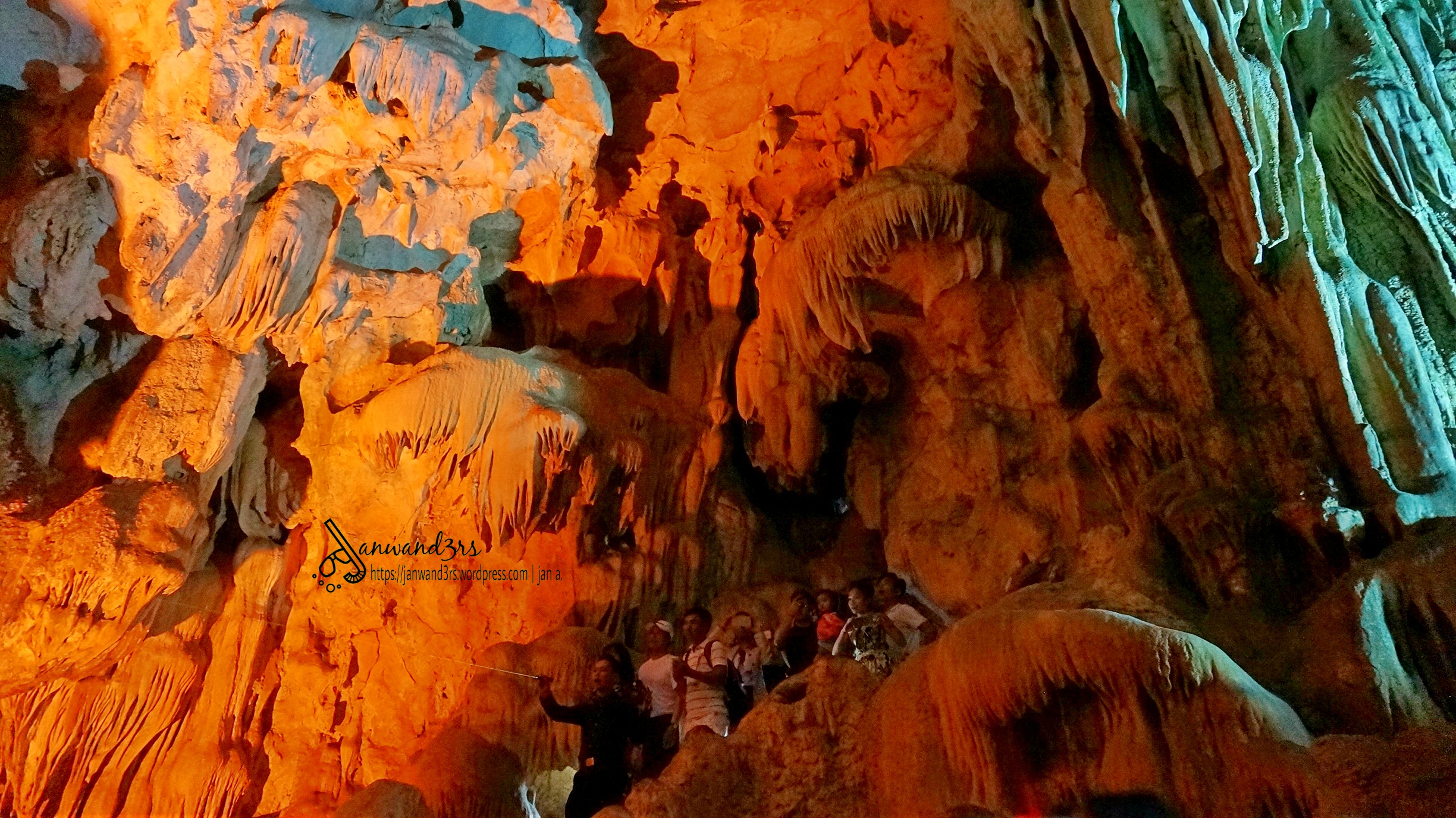 thien-cung-cave-halong-bay-vietnam.jpg