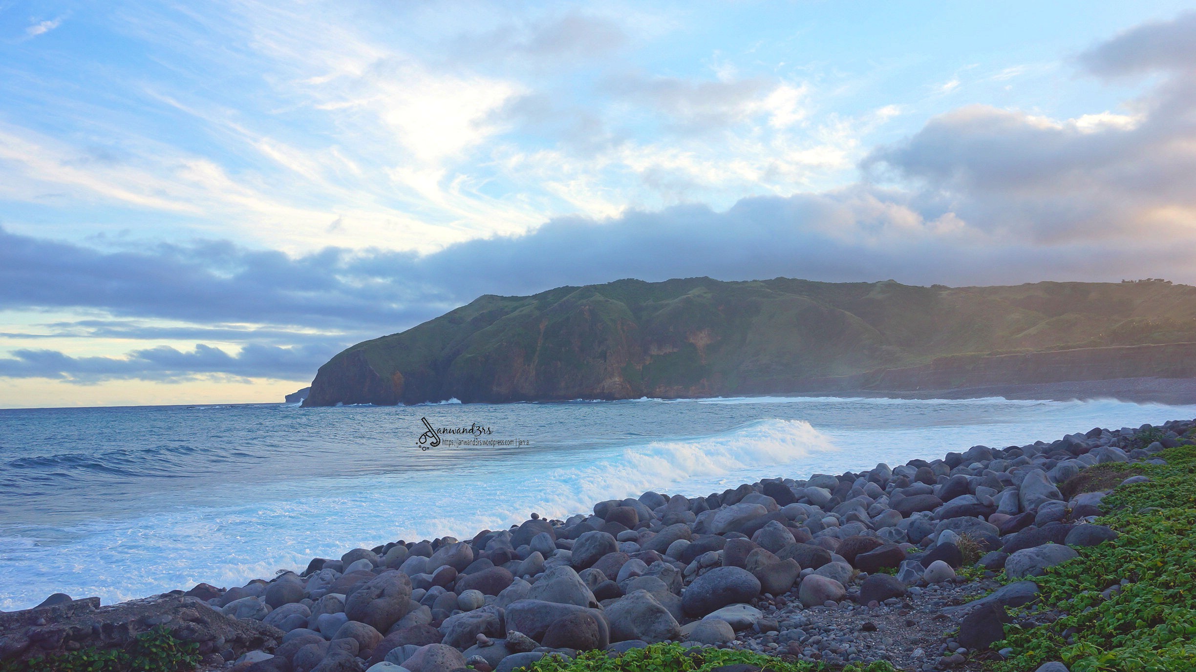 valugan-boulder-beach-batanes.jpg