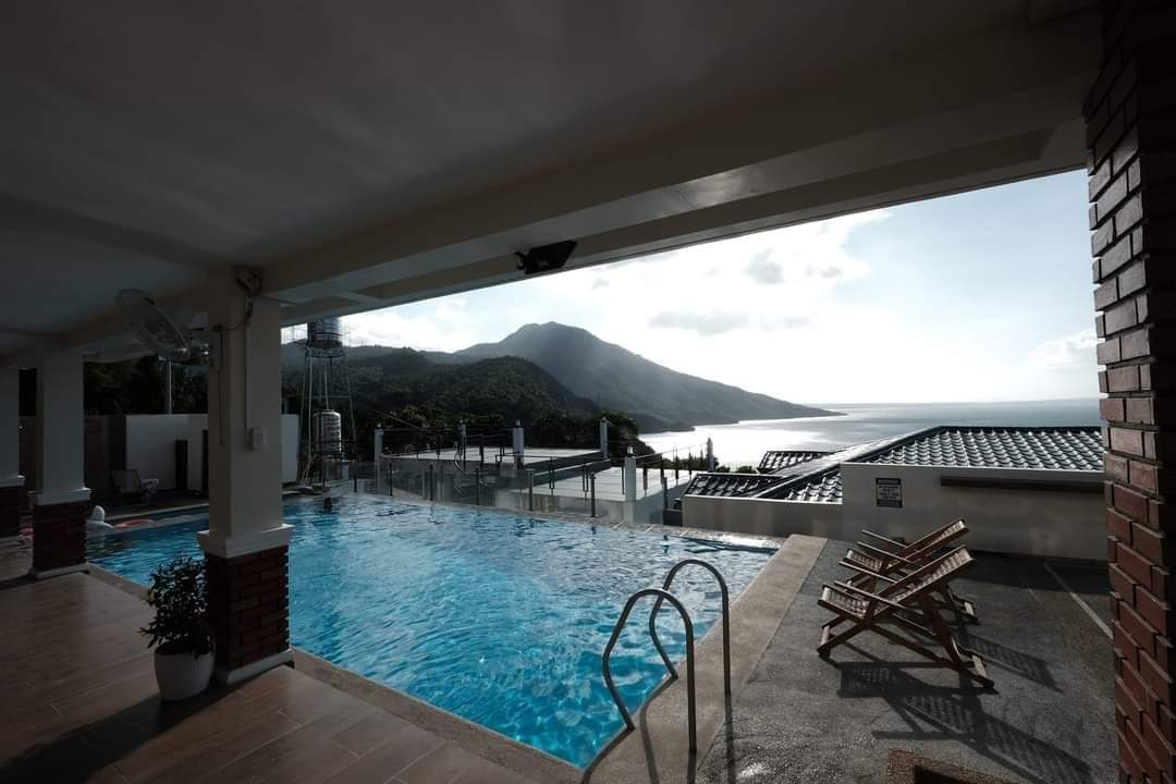 pool-mt-maculot-view